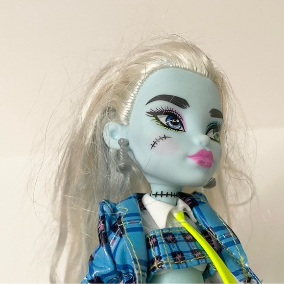 Monster High Frankie Stein Coffee Break Doll - Picture 6 of 15